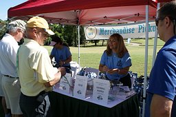 Golfers pick up their gifts and raffle tickets!